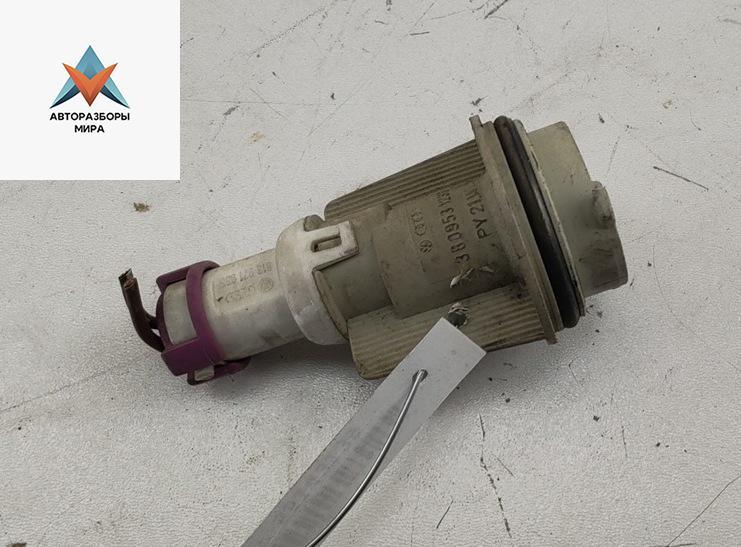 Патрон лампы указателя поворота Volkswagen Passat B5 1999, 1.6 л., бензин, МКПП, синий, универсал, 3B0953123B - фото №1