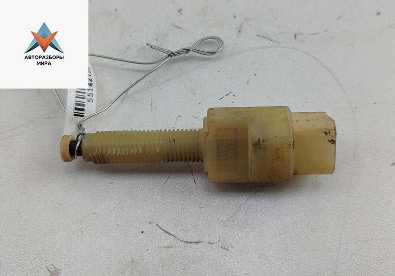 Датчик (включатель) стоп-сигнала Volkswagen Passat B5 1999, 1.6 л., бензин, МКПП, зелёный, универсал, 4A0945515 - фото №1