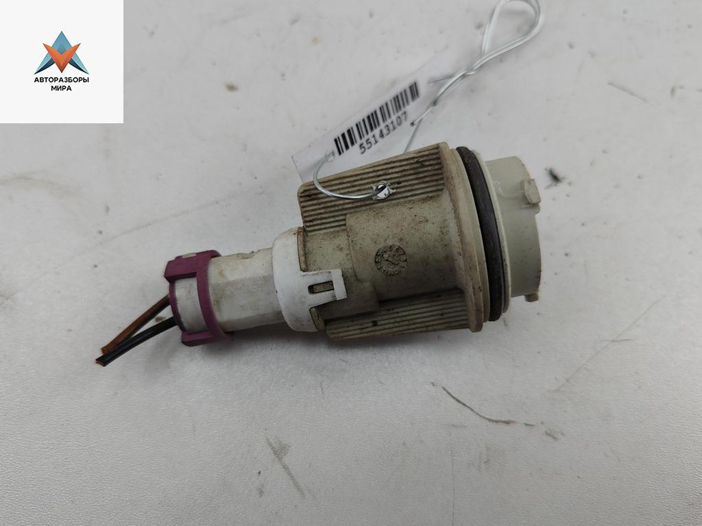 Патрон лампы указателя поворота Volkswagen Passat B5 1999, 1.6 л., бензин, МКПП, зелёный, универсал, 3B0953123B - фото №1