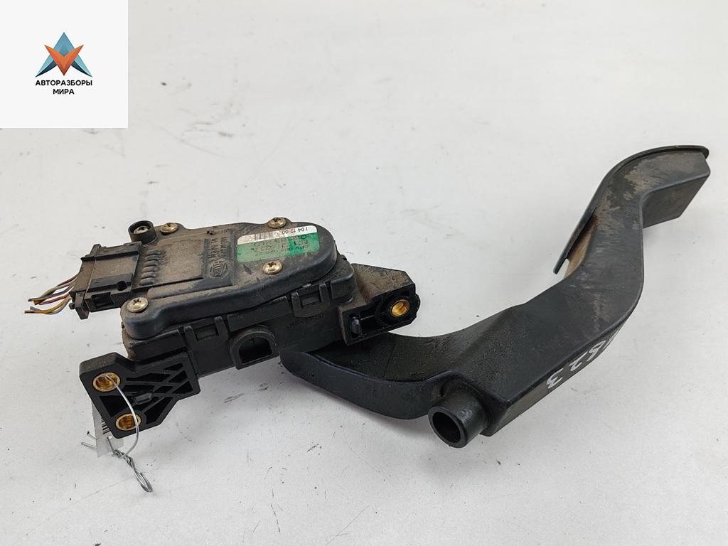 педаль Volkswagen Passat B5 1999, 1.6 л., бензин, МКПП, зелёный, универсал, 8D1721523 - фото №1