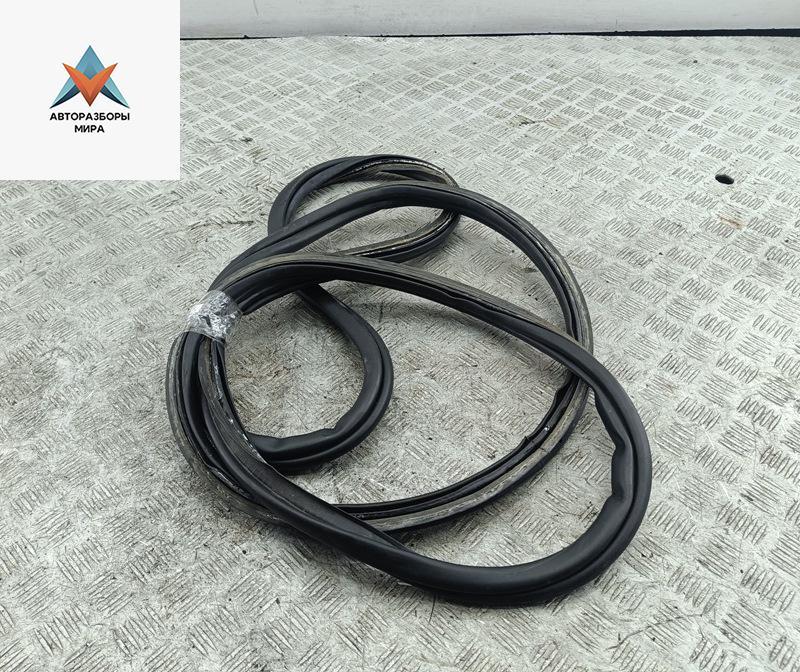 Уплотнитель крышки (двери) багажника Peugeot 308 T7 2008, 1.6 л., бензин, МКПП, чёрный, универсал - фото №1