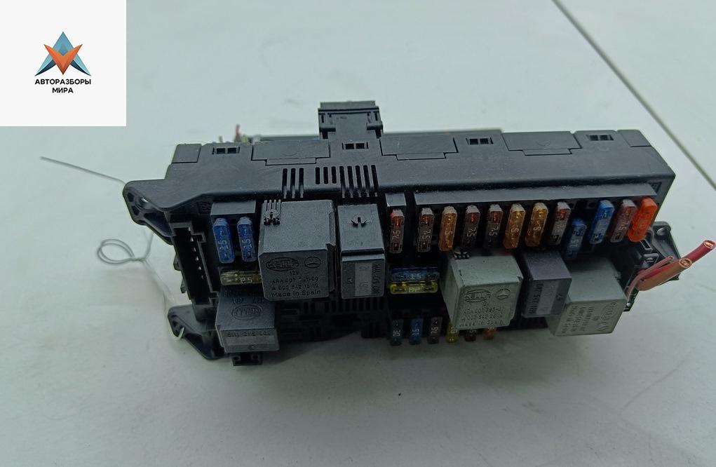 блок предохранителей Mercedes-Benz E-Класс W211/S211 2003, 3.2 л., дизель, АКПП, чёрный, универсал, 2115453901 - фото №1