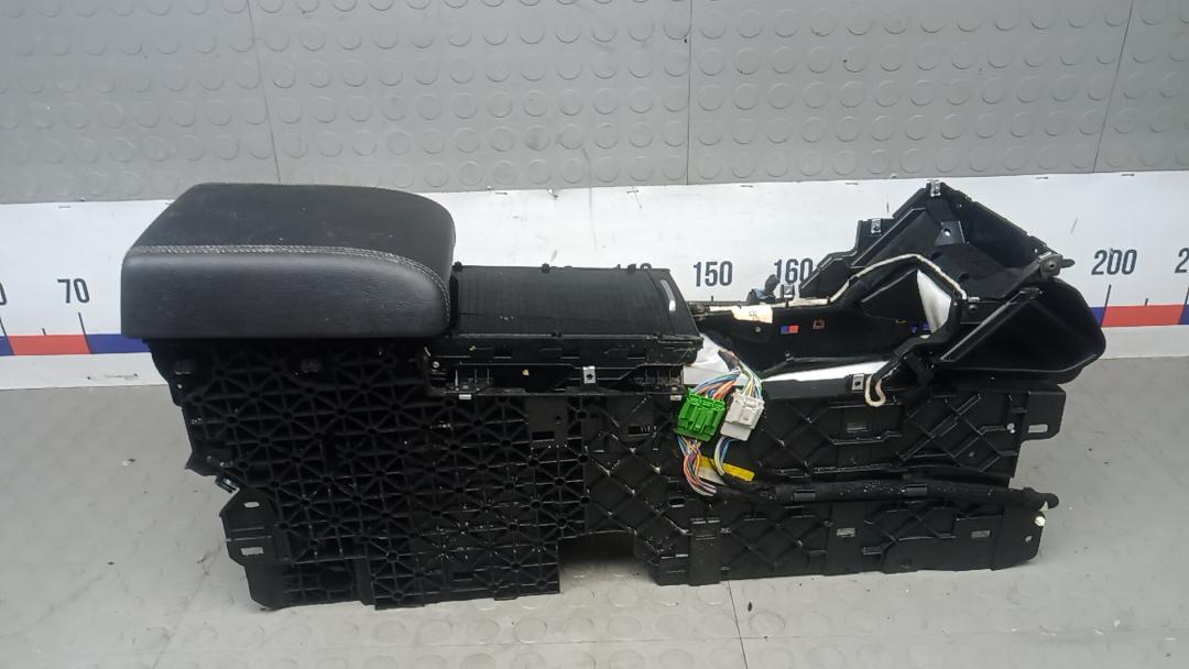 подлокотник Land Rover Range Rover Evoque L551 2018, 2.0 л., дизель, МКПП, внедорожник 5 дв. - фото №1