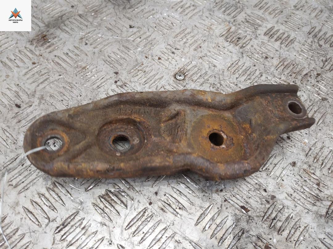 кронштейн (крепление) Volkswagen Transporter T4 1992, 2.4 л., дизель, МКПП, красный, микроавтобус - фото №1