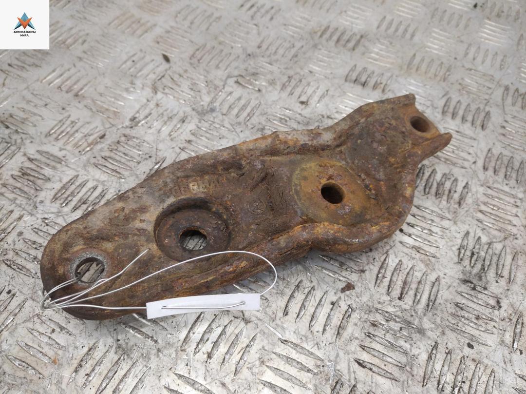 кронштейн (крепление) Volkswagen Transporter T4 1994, 2.4 л., дизель, МКПП, серый, микроавтобус - фото №1