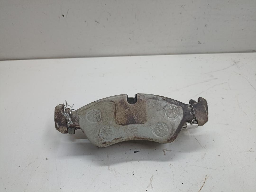 Колодки тормозные передние Opel Vectra B 1995, 1.8 л., бензин, АКПП, жёлтый, седан