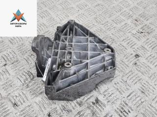 кронштейн компрессора кондиционера Volkswagen Passat B5 [рестайлинг] 2001, 2.0 л., бензин, МКПП, синий, универсал, 06B260885D