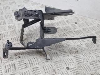 кронштейн (крепление) Volkswagen Passat B5 1999, 1.6 л., бензин, МКПП, зелёный, универсал, 8E0614119C