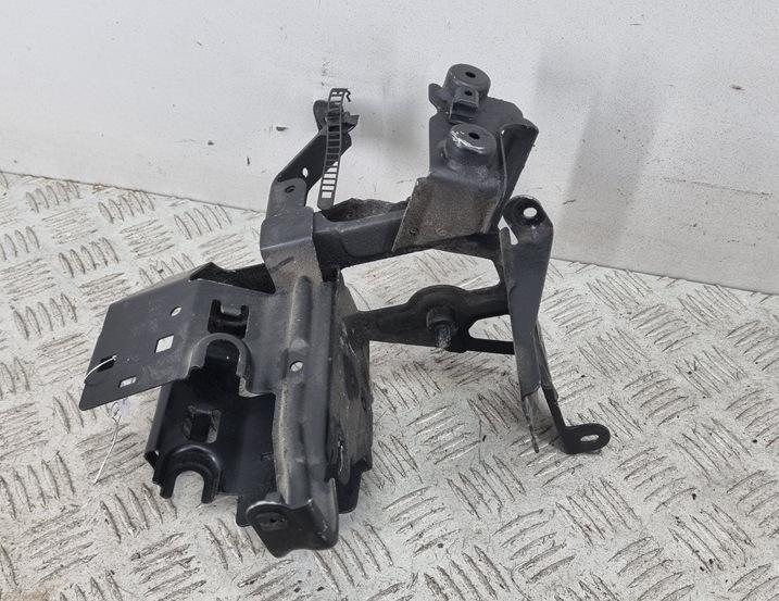 кронштейн (крепление) Volkswagen Passat B5+ (GP) 2001, 1.9 л., дизель, МКПП, серый, универсал, 4B0614119R