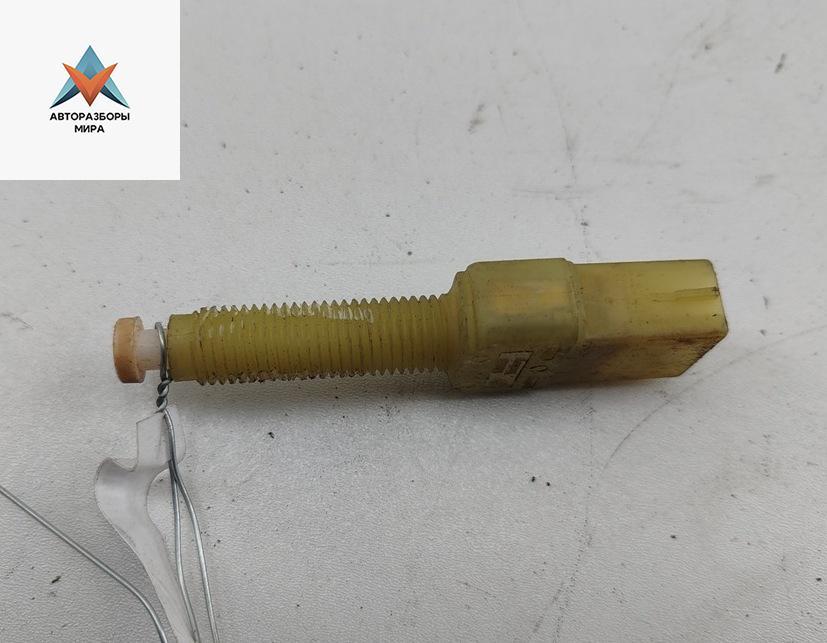 Датчик (включатель) стоп-сигнала Volkswagen Passat B5 1999, 1.6 л., бензин, МКПП, синий, универсал, 4A0945515 - фото №1