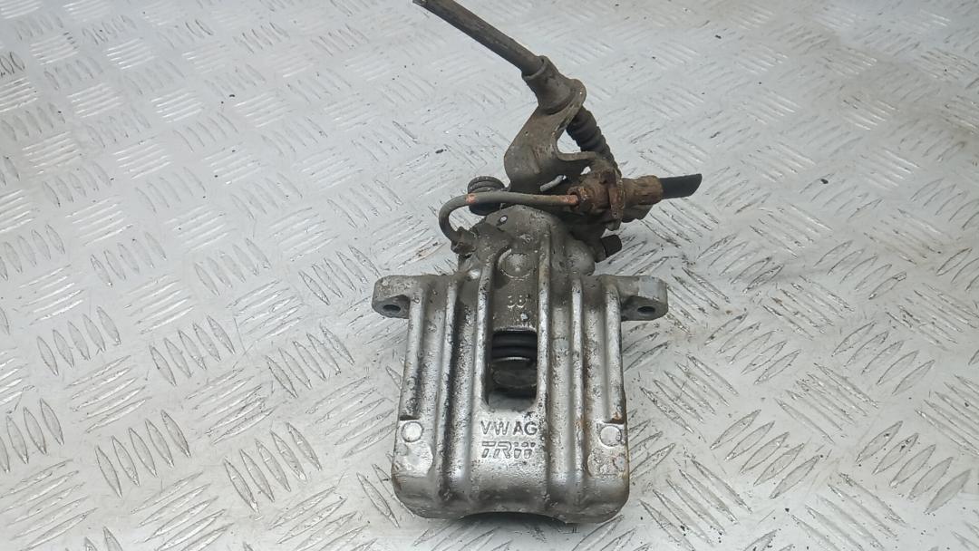 суппорт задний левый Volkswagen Golf 6 поколение 2011, 2.0 л., дизель, МКПП, хетчбэк 5 дв. - фото №1