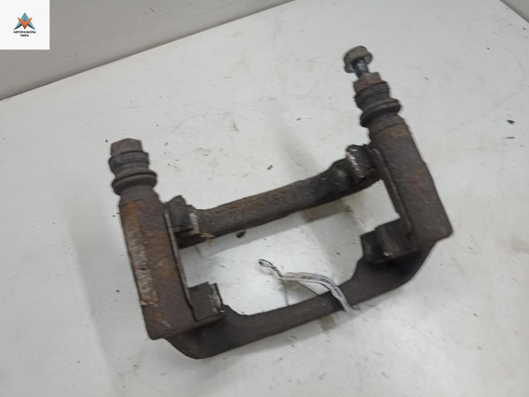 скоба суппорта Opel Insignia 1 поколение (A) 2009, 2.8 л., бензин, АКПП, серый, универсал, 13312364 - фото №1