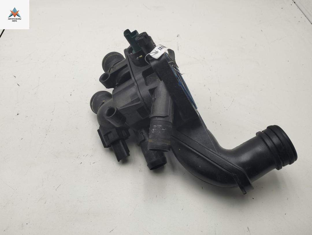 корпус термостата Peugeot 207 1 поколение 2008, 1.6 л., бензин, МКПП, серый, универсал - фото №1