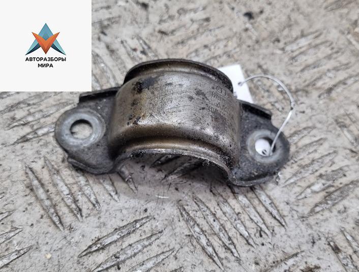 крепление стабилизатора / втулки стабилизатора Volkswagen Passat B5 1998, 1.6 л., бензин, МКПП, синий, универсал, 4D0611336D - фото №1