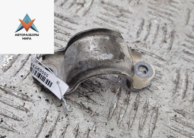 крепление стабилизатора / втулки стабилизатора Volkswagen Passat B5 1998, 1.6 л., бензин, МКПП, синий, универсал, 4D0611336D - фото №1