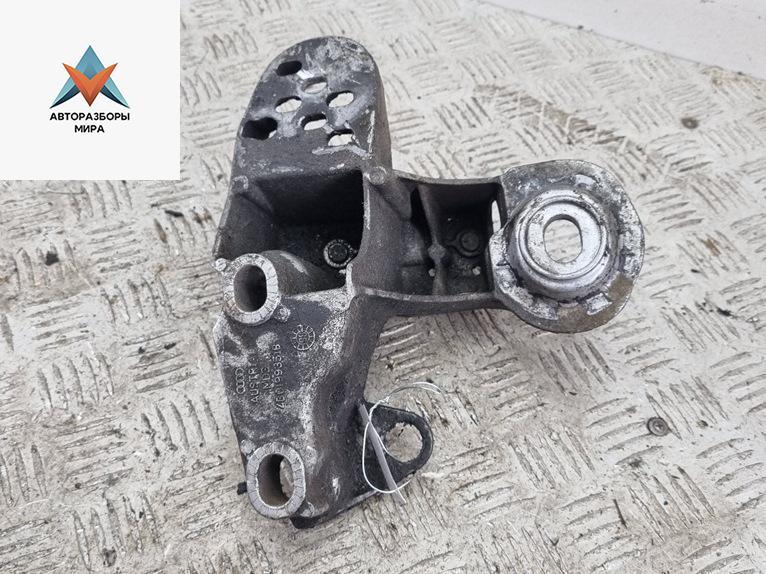 кронштейн двигателя Volkswagen Passat B5 1998, 1.6 л., бензин, МКПП, синий, универсал, 4B0199351B - фото №1