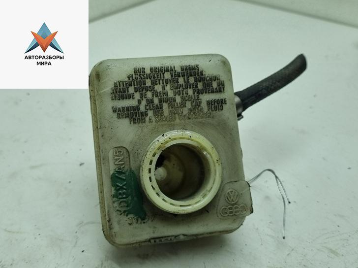 бачок тормозной жидкости Volkswagen Golf 4 поколение 1999, 1.6 л., бензин, МКПП, чёрный, хетчбэк 3 дв., L481402 - фото №1