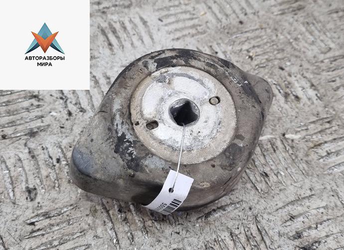 подушка крепления КПП Volkswagen Passat B5 1998, 1.6 л., бензин, МКПП, синий, универсал, 8D0399161D - фото №1