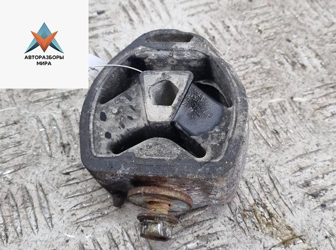 подушка крепления КПП Volkswagen Passat B5 1998, 1.6 л., бензин, МКПП, синий, универсал, 8D0399151H - фото №1