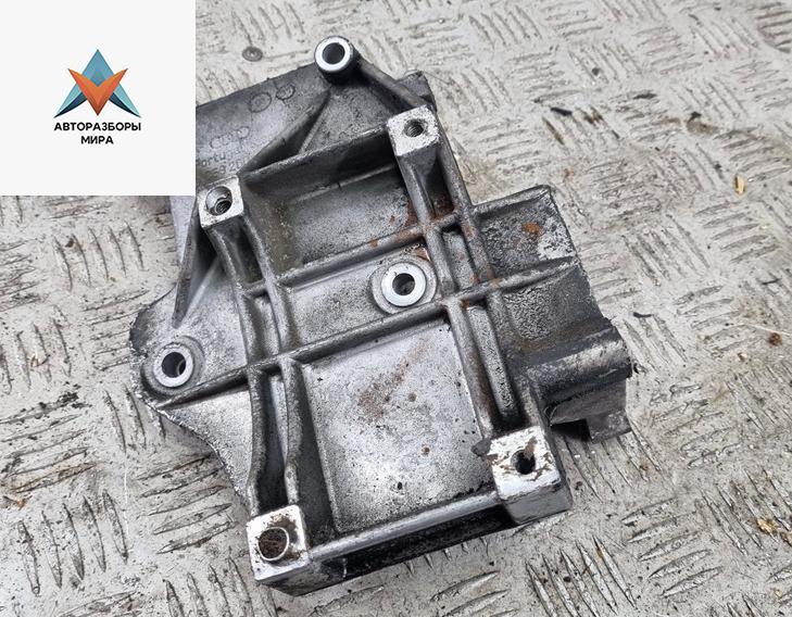 кронштейн компрессора кондиционера Volkswagen Passat B5 1999, 1.8 л., бензин, МКПП, синий, универсал, 058260885C - фото №1