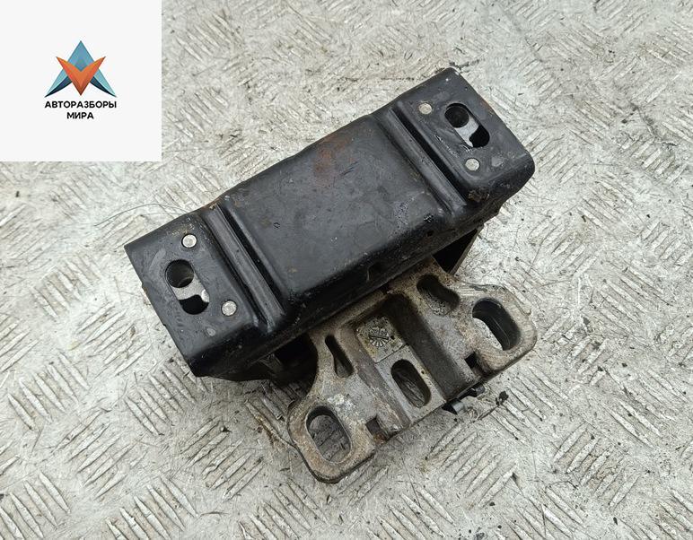 подушка крепления двигателя Volkswagen Bora 1 поколение 1999, 1.6 л., бензин, МКПП, серый, седан - фото №1