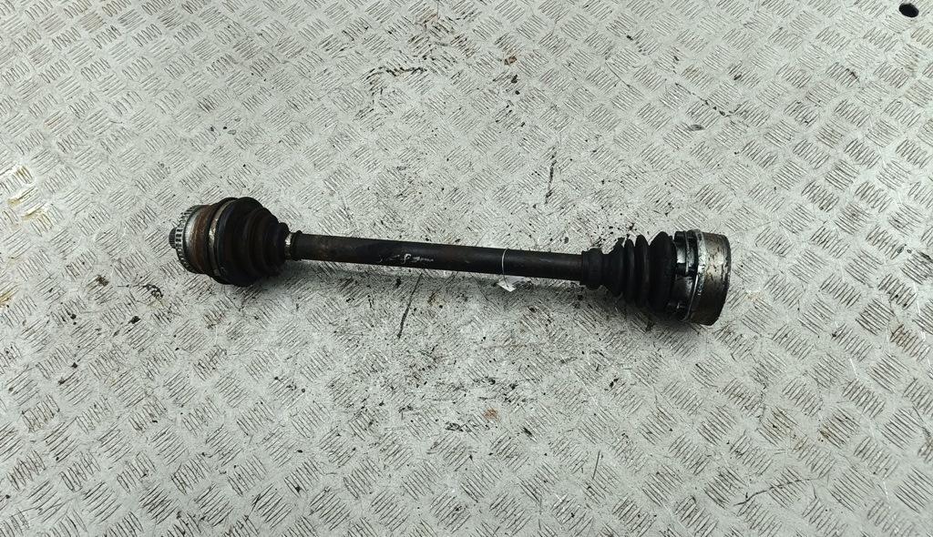 полуось передняя левая (приводной вал, ШРУС) Volkswagen Passat B5 1999, 1.6 л., бензин, МКПП, синий, универсал