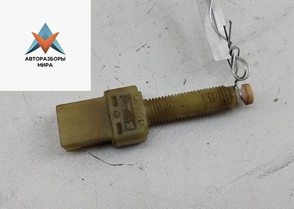 Датчик (включатель) стоп-сигнала Audi A6 4B/C5 1998, 2.4 л., бензин, МКПП, серый, седан, 4A0945515 - фото №1