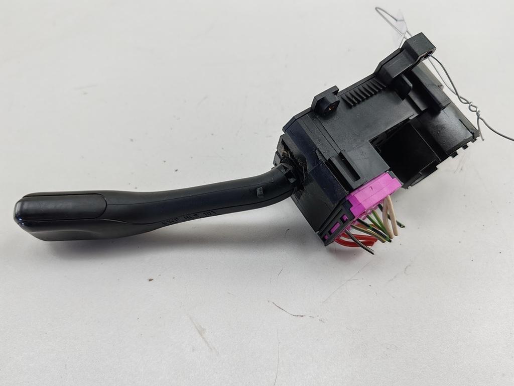 переключатель поворотов Audi A6 C5 1999, 2.4 л., бензин, АКПП, чёрный, универсал, 8L0953513G