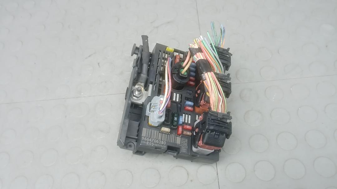 блок предохранителей Peugeot 308 T7 2008, 1.6 л., дизель, МКПП, хетчбэк 5 дв., 9664706280 - фото №1