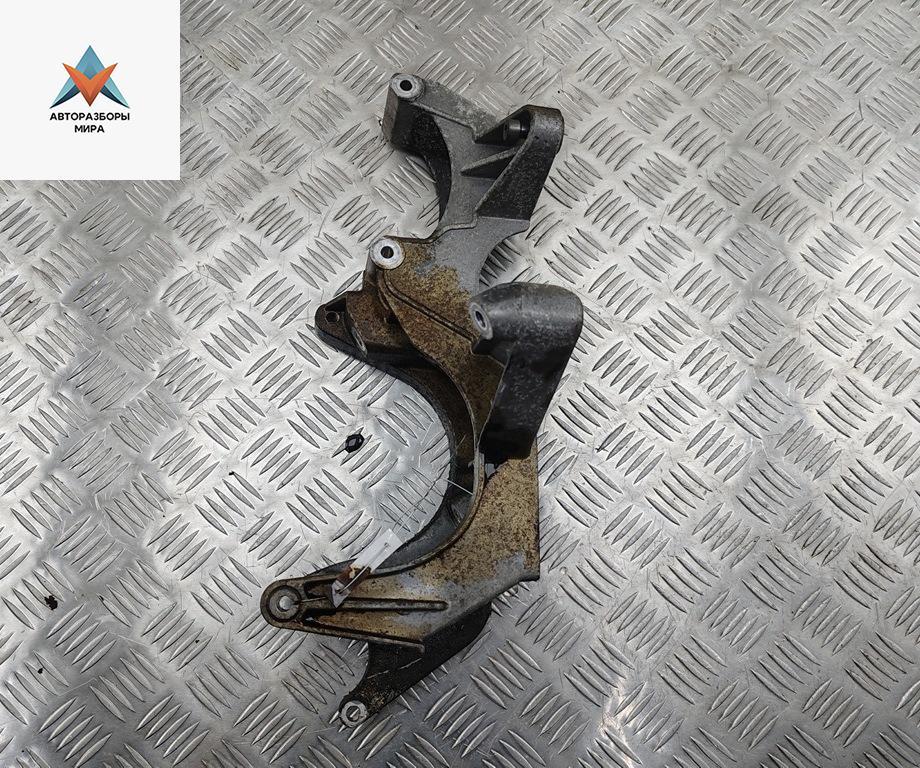 кронштейн генератора Volkswagen Phaeton 1 поколение 2003, 3.2 л., бензин, АКПП, чёрный, седан, 022260089F - фото №1