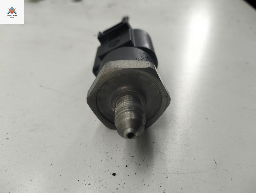 датчик давления топлива Volkswagen Touran 1 поколение 2003, 1.6 л., бензин, МКПП, чёрный, минивэн, 06D906051A - фото №1