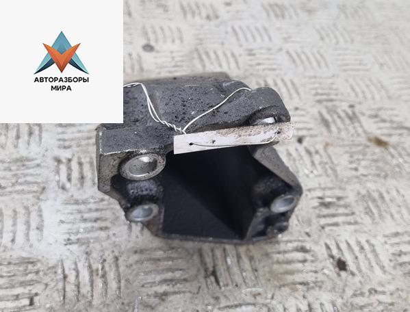 кронштейн двигателя Volkswagen Passat B5 1997, 1.8 л., бензин, МКПП, чёрный, универсал, 8D0199307L - фото №1