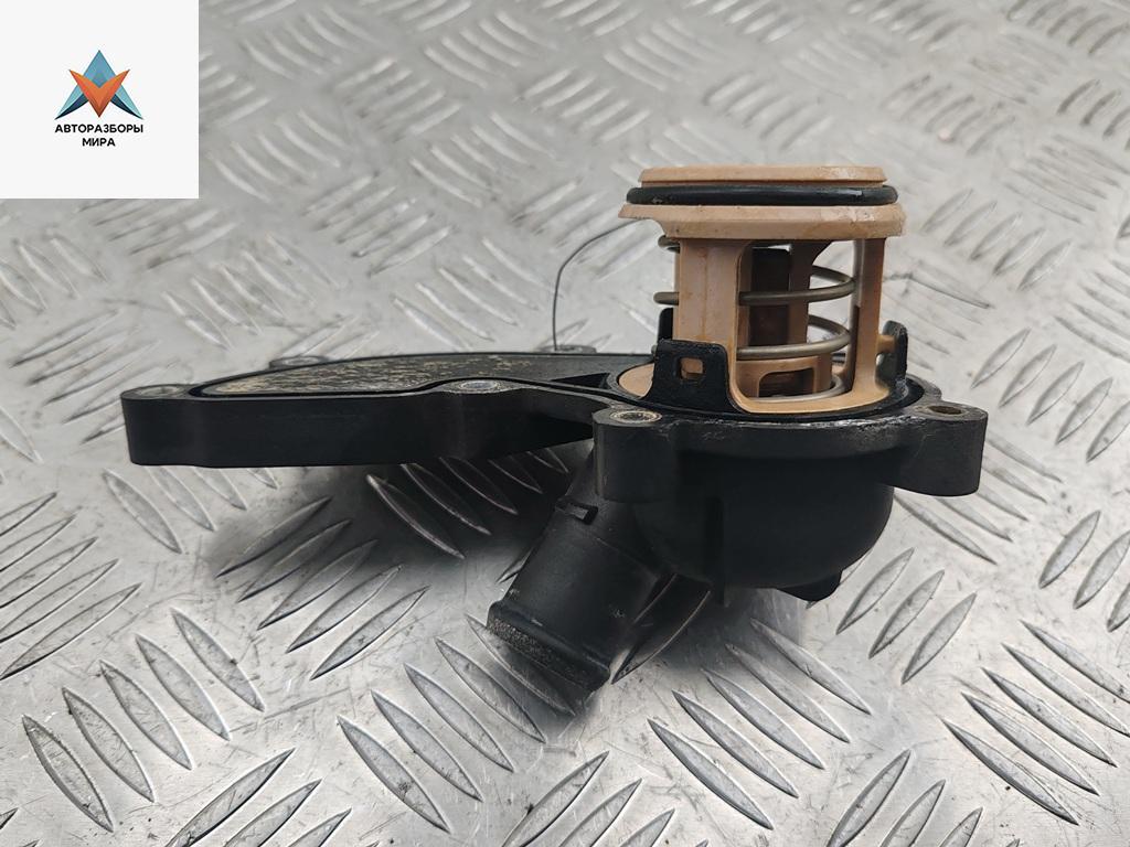 корпус термостата Audi A6 4F/C6 2004, 2.4 л., бензин, АКПП, серый, седан, 06E121111D - фото №1