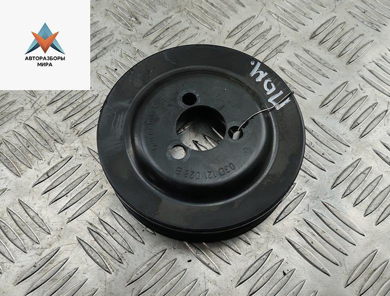 шкив помпы Volkswagen Golf 5 поколение 2004, 1.6 л., бензин, АКПП, серый, хетчбэк 5 дв., 03D11028B - фото №1