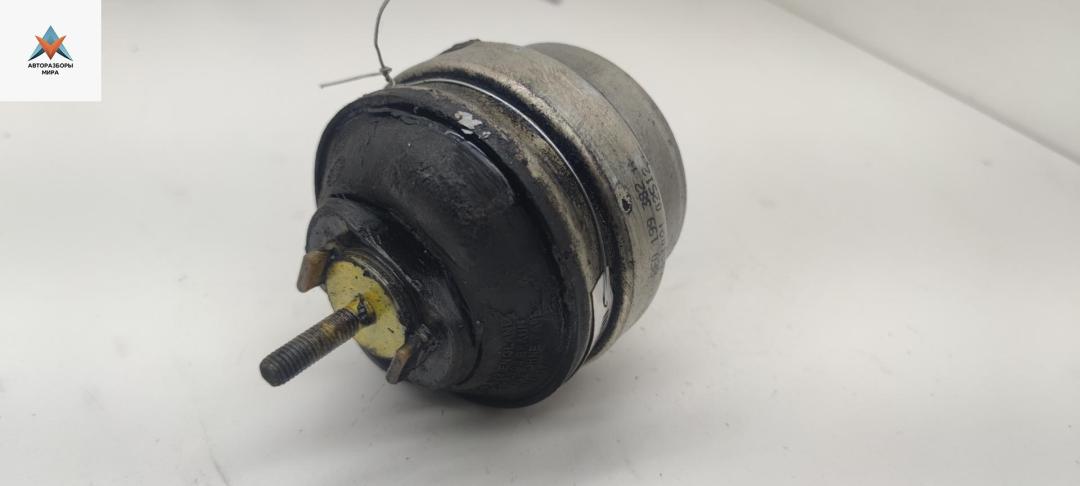 подушка крепления двигателя Audi A4 B6 2001, 2.0 л., бензин, МКПП, серый, седан, 8E0199382H - фото №1
