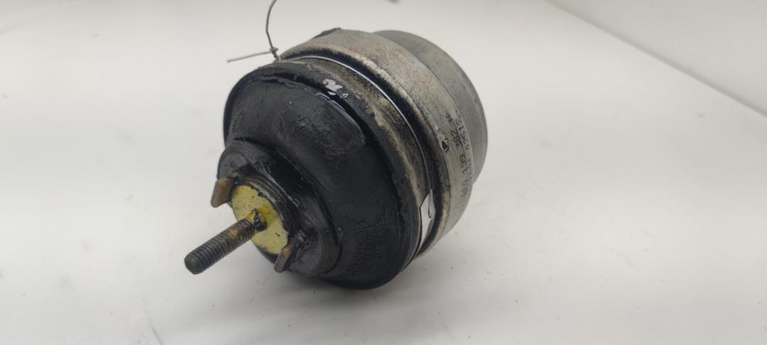 подушка крепления двигателя Audi A4 B6 2001, 2.0 л., бензин, МКПП, серый, седан, 8E0199382H