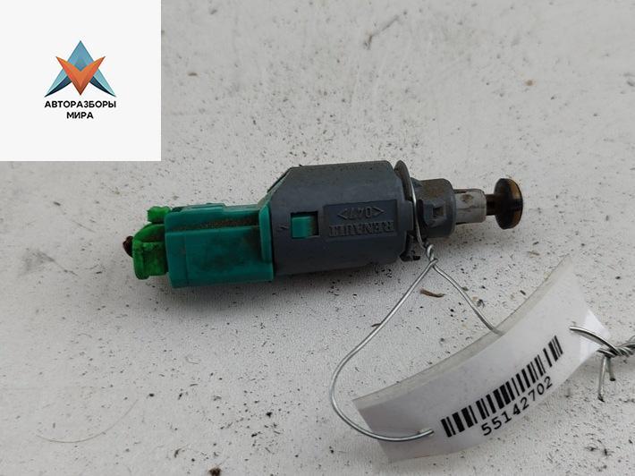 Датчик (включатель) стоп-сигнала Opel Vivaro A 2005, 1.9 л., дизель, МКПП, белый, микроавтобус, 8200168240 - фото №1