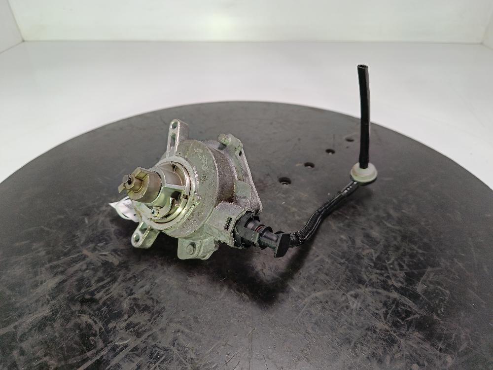 насос вакуумный Volvo V40 2 поколение 2013, цвет - фото №1