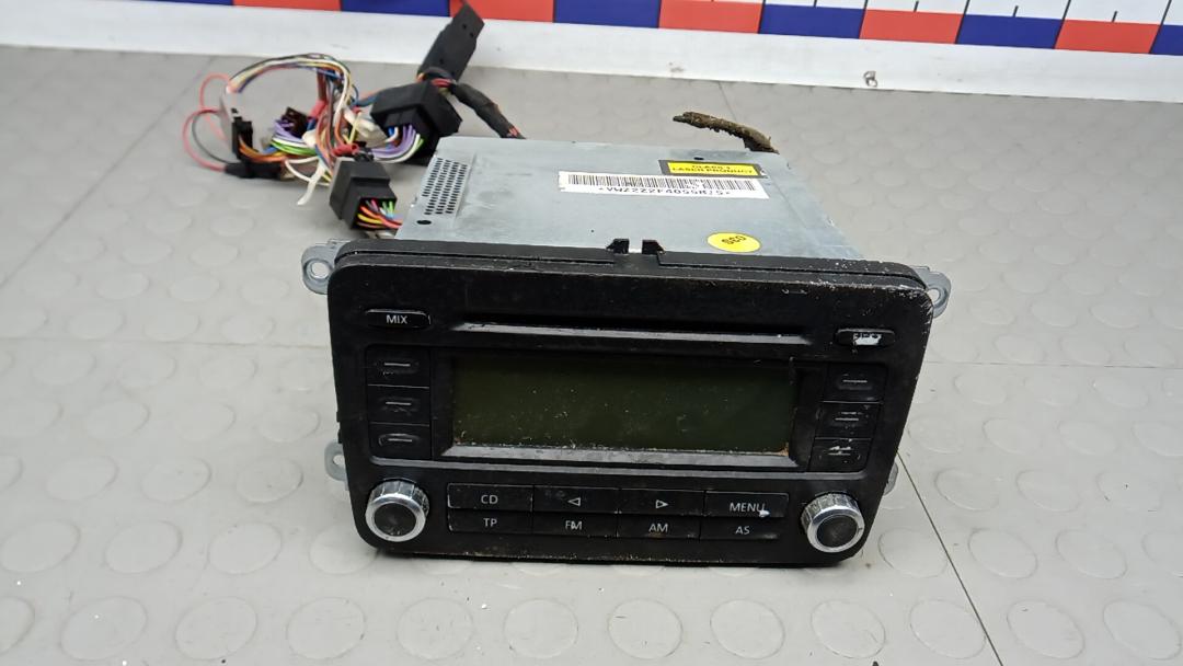 магнитола Volkswagen Passat B6 2008, 2.0 л., дизель, МКПП, универсал, 1K0035186P - фото №1