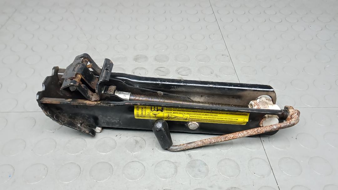 домкрат Skoda Superb 2 поколение 2010, 1.9 л., D TDI PD, дизель, МКПП, хетчбэк 5 дв. - фото №1