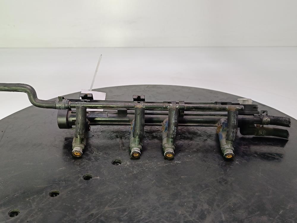 топливная рампа Volkswagen Golf 3 поколение 1996, цвет - фото №1