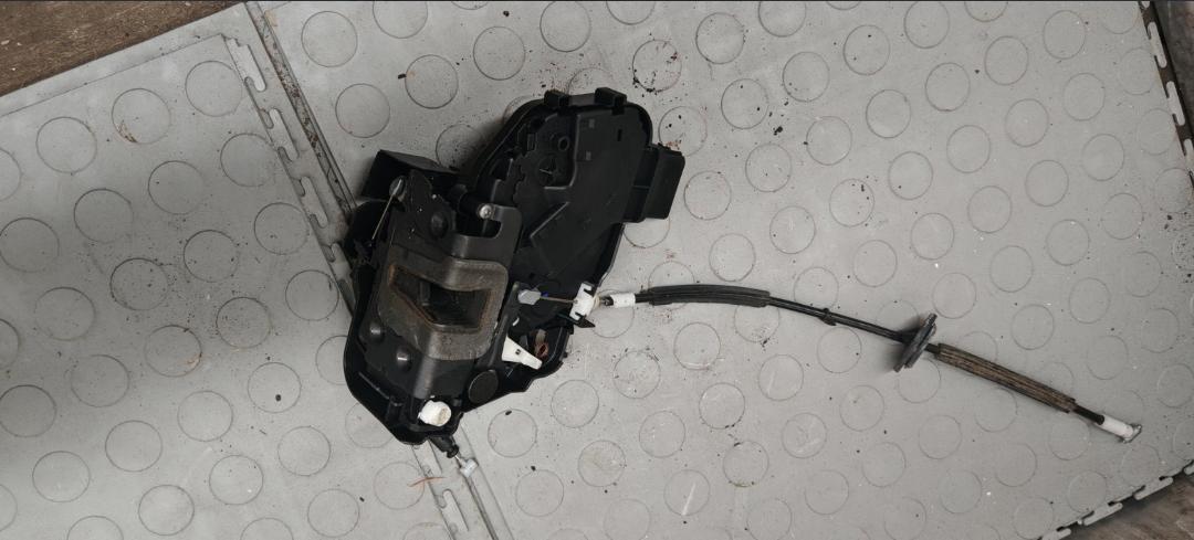 замок двери задней правой Land Rover Discovery 3 поколение 2006, 2.7 л., TD V6, дизель, АКПП, внедорожник 5 дв. - фото №1