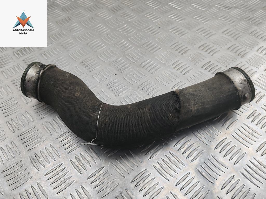 патрубок интеркулера Volkswagen Touareg 1 поколение 2004, 5.0 л., дизель, АКПП, чёрный, внедорожник 5 дв., 7L6145967 - фото №1