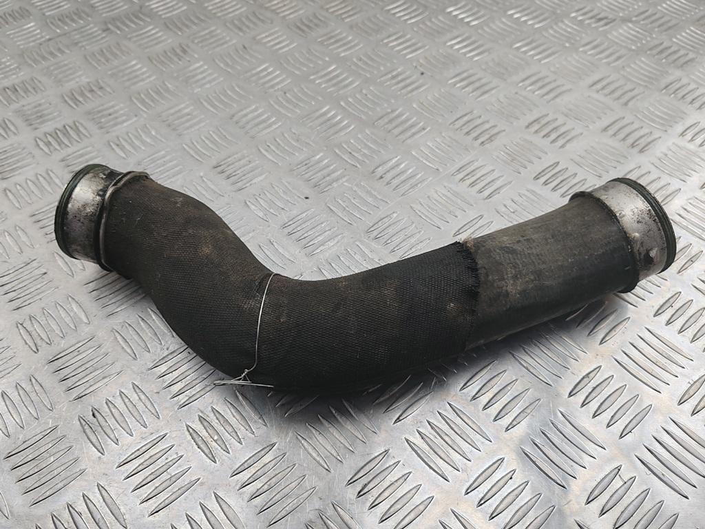 патрубок интеркулера Volkswagen Touareg 1 поколение 2004, 5.0 л., дизель, АКПП, чёрный, внедорожник 5 дв., 7L6145967 - фото №1