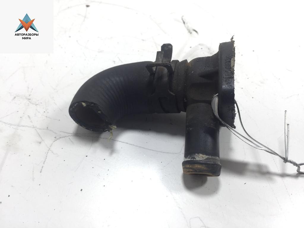 фланец (тройник) системы охлаждения Volkswagen Golf 3 поколение 1994, 1.8 л., бензин, АКПП, красный, хетчбэк 5 дв. - фото №1