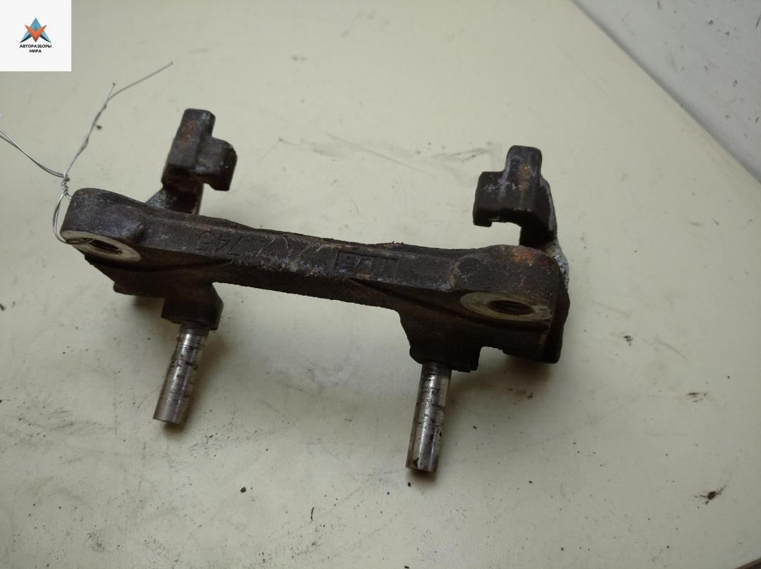 скоба суппорта Alfa Romeo 159 1 поколение 2005, 1.9 л., бензин, МКПП, серый, седан - фото №1