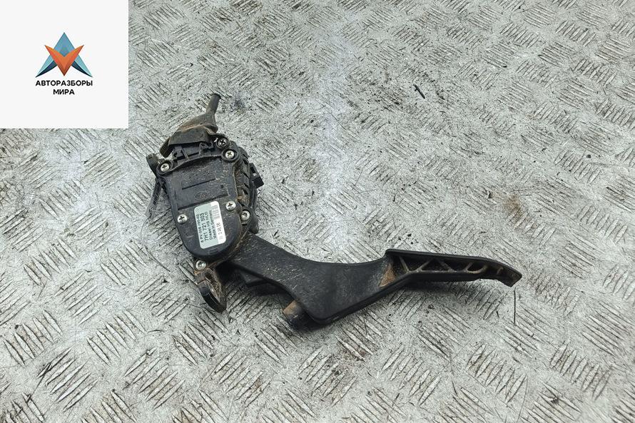 педаль Volkswagen Transporter T5 2006, 2.5 л., дизель, МКПП, белый, микроавтобус, 7H1721503 - фото №1