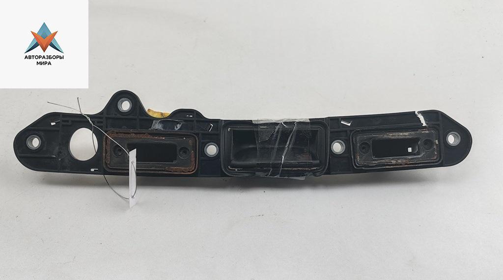 кнопка открытия багажника Volkswagen Passat B6 2006, 2.0 л., дизель, МКПП, чёрный, универсал - фото №1