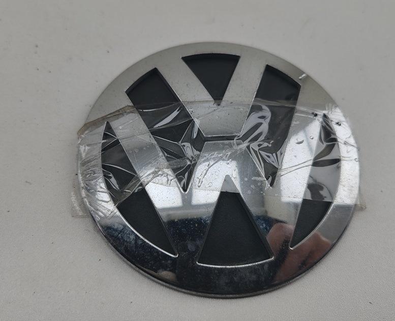 эмблема Volkswagen Passat B6 2006, 2.0 л., дизель, МКПП, чёрный, универсал, 3C9853630 - фото №1