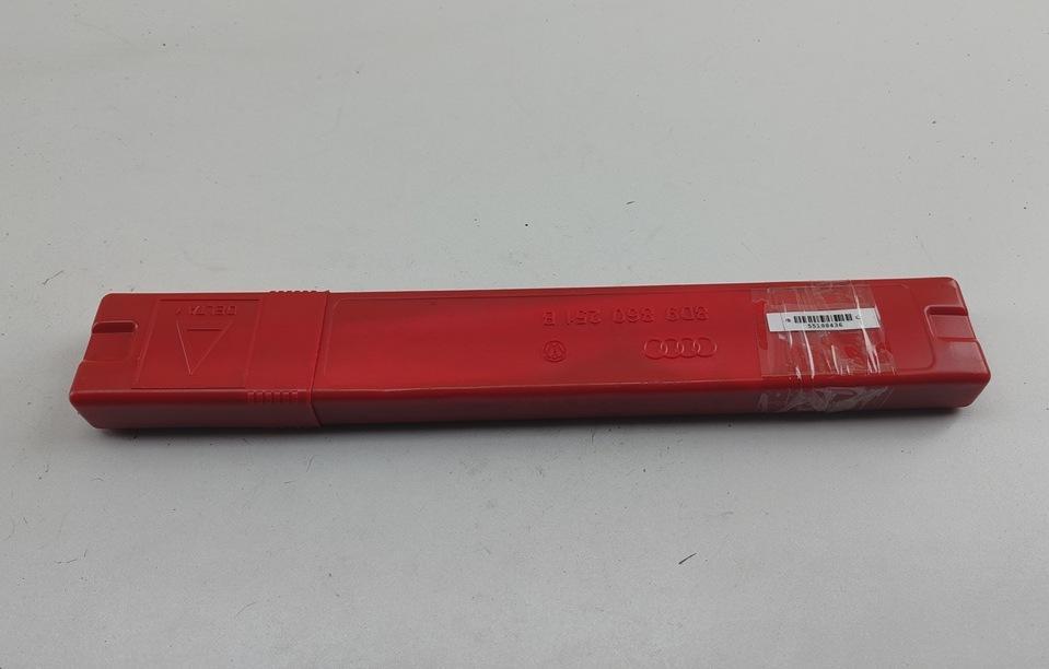 знак аварийной остановки Audi A4 B6 2003, 2.4 л., бензин, АКПП, серый, универсал, 8D9860251